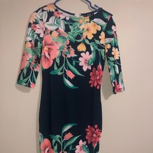 3/🔟 Fitted floral dress